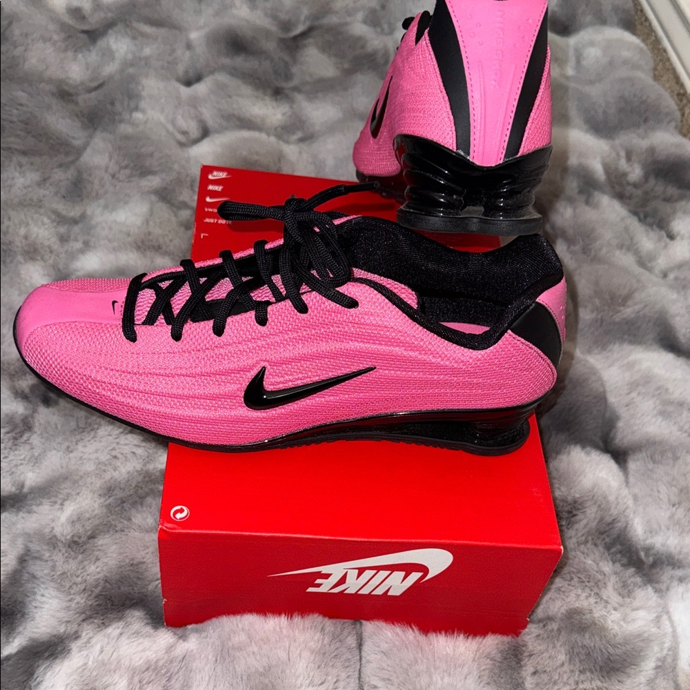 Nike Women's Pink and Black Running Sneakers🔥 LIKE NEW!